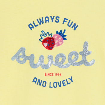 تيشيرت بطبعة عبارة من الترتر، باللون الأصفر للفتيات